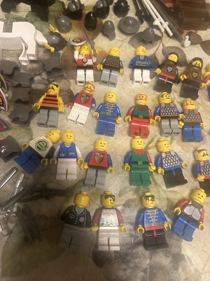 Lego Vintage 80s 90s Minifig Lot - Castle Knights, Pirates , Horses Extra Pieces - Image 4 of 4