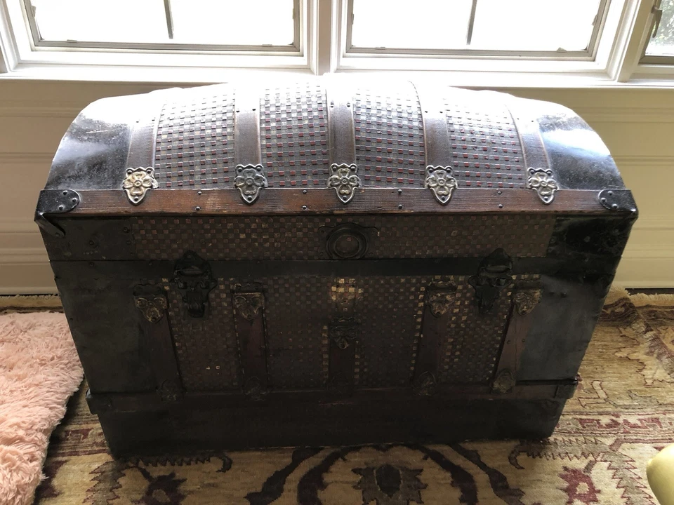 Antiguo baúl victoriano de barril abovedado prensado de hojalata tesoro cofre grande Foto 2 de 4