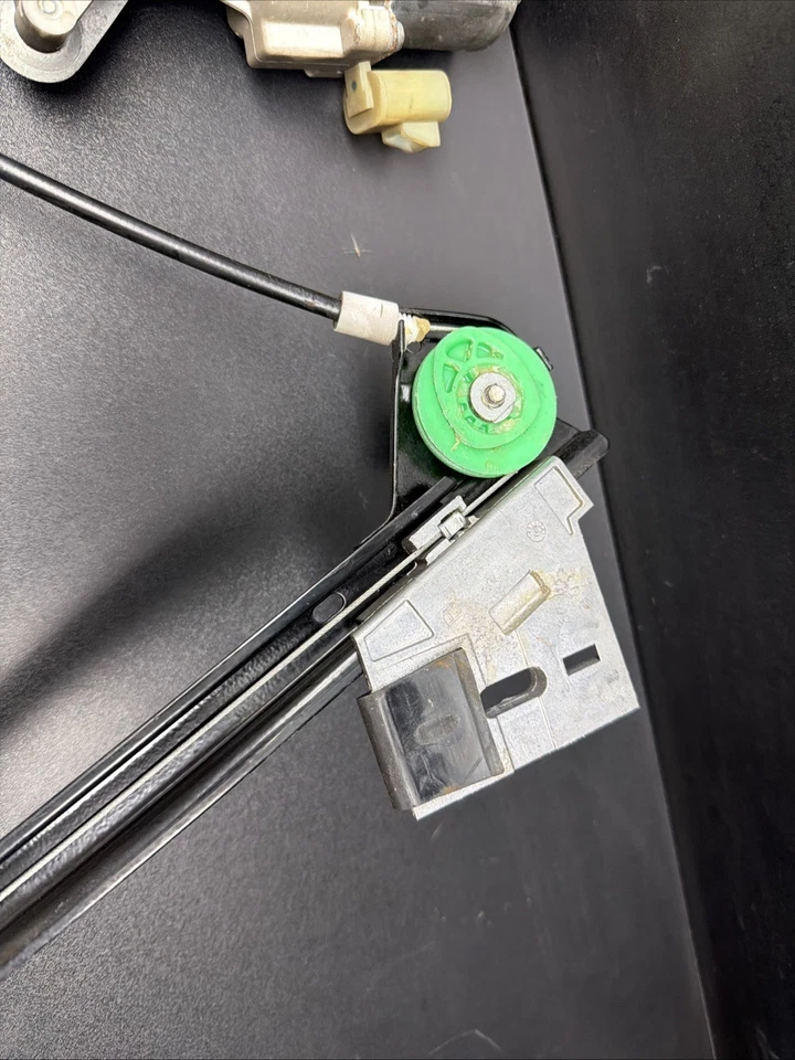 06-10 PONTIAC SOLSTICE SATURN SKY PASSENGER SIDE RIGHT WINDOW REGULATOR W/ MOTOR - Image 3 of 4