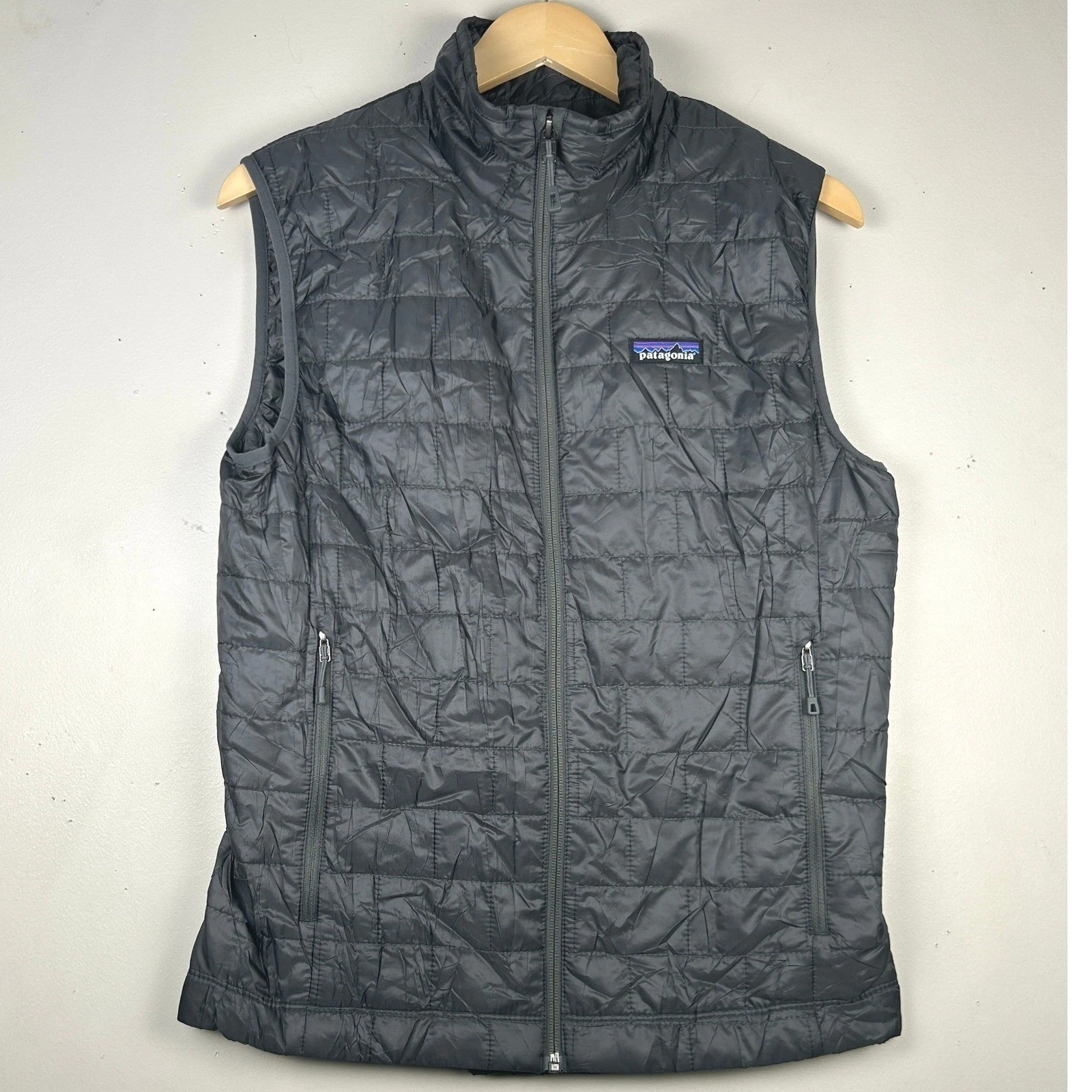 Patagonia Vest Nano Puff Mens Small GRAY Chubb Logo Primaloft Insulated Puffer
Opens in a new window