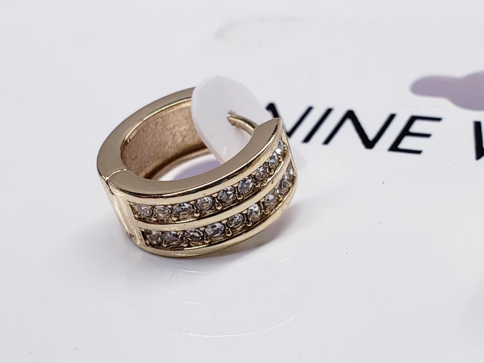 Pendientes Nine West Huggie con Circonita Tono Dorado Foto 4 de 4