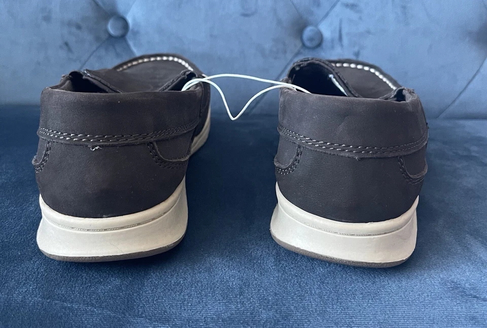 NUEVO CON ETIQUETAS Cherokee Niños Zapatos de Vestir TALLA 5 Marrón Oscuro Gamuza Mocasín Sin Cordones $19.99 Foto 2 de 4