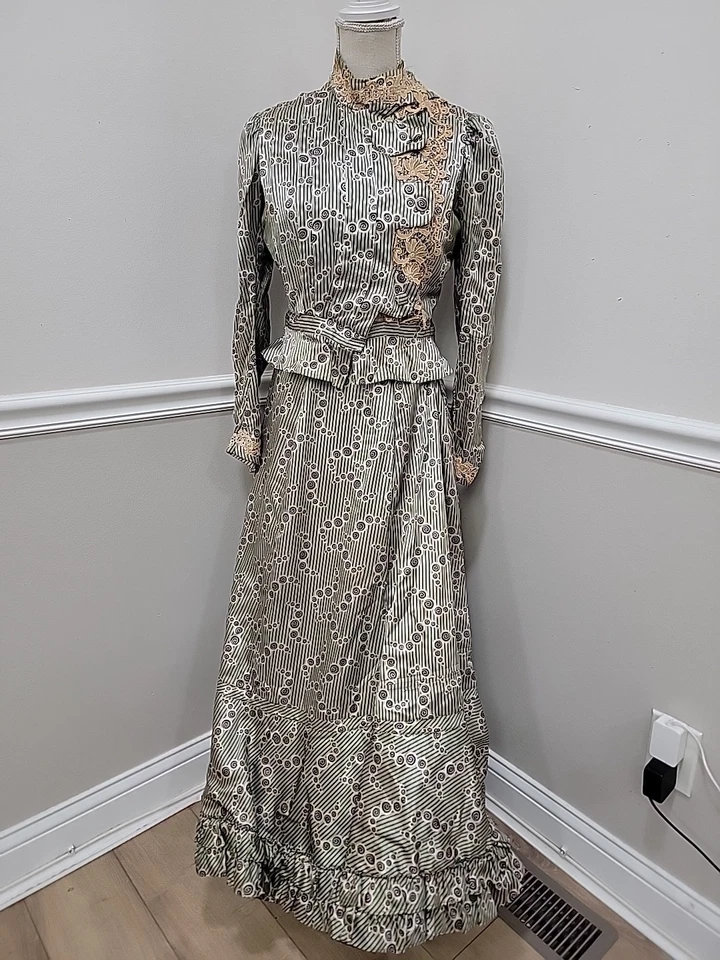 Antiguo conjunto de vestido eduardiano de dos piezas de seda de 1900 con ribete de encaje Foto 2 de 4