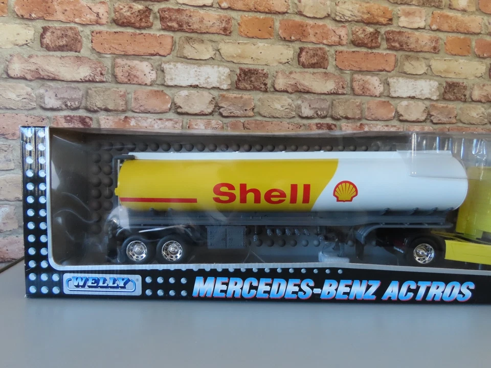 Welly Mercedes-Benz Actros 1857 with Shell Tanker 1:32 Scale Model Lorry Truck - Image 2 of 4