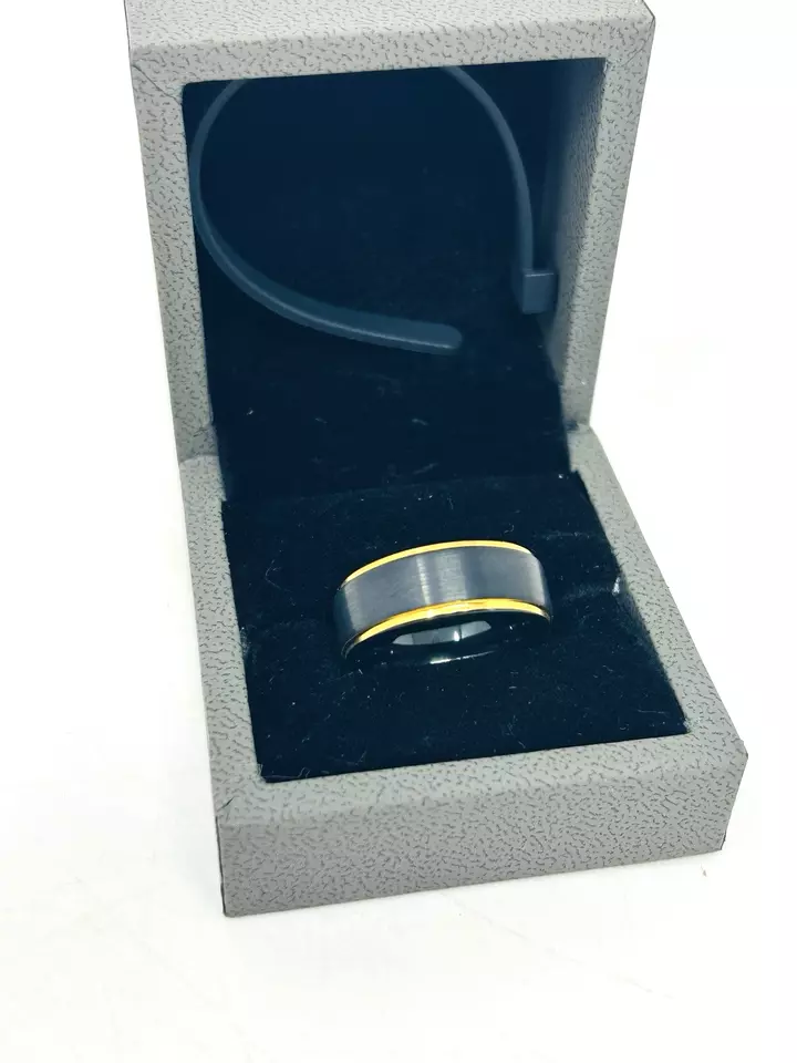 Nuevo anillo de boda de carburo de tungsteno negro con borde dorado para hombre talla 8 Foto 2 de 4