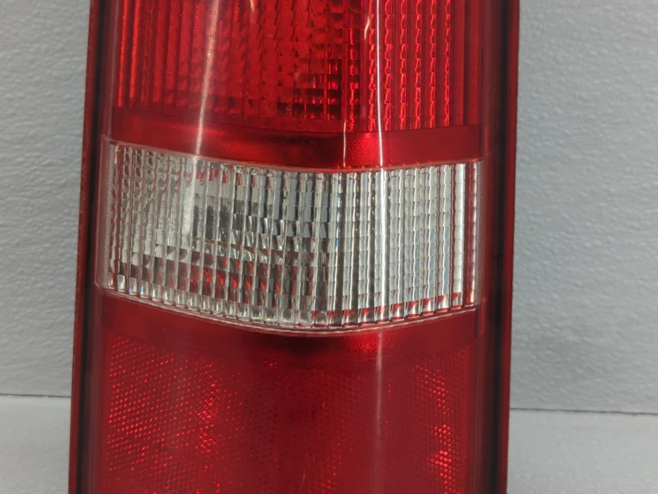 Luz trasera lateral derecha para pasajeros GMC Savana 2500 2003-2019 OEM NENQ0 Foto 3 de 4