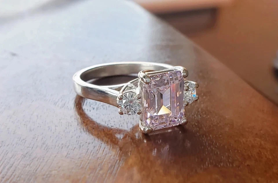 Alianza de diamantes de zafiro natural talla esmeralda de 6,30 quilates de oro blanco de 18 quilates talla 5 Foto 3 de 4