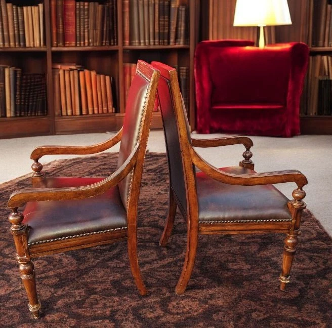 Requintado par de poltronas de couro mogno estilo regência - Imagem 4 de 4