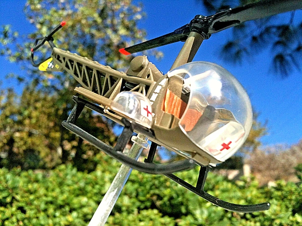 Corgi Bell H-13 Sioux US Army M.A.S.H Helicopter Fighting Machines 1:80 Scale - Image 2 of 4