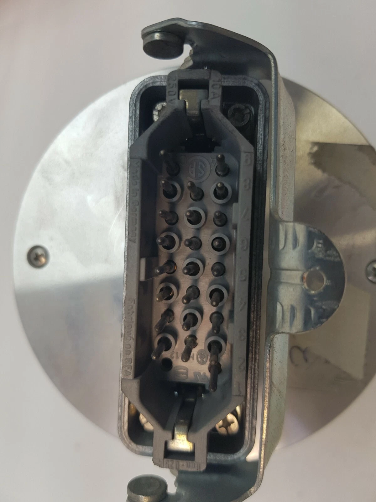 Rear multi-pin connector with locking lever on the CE100M encoder