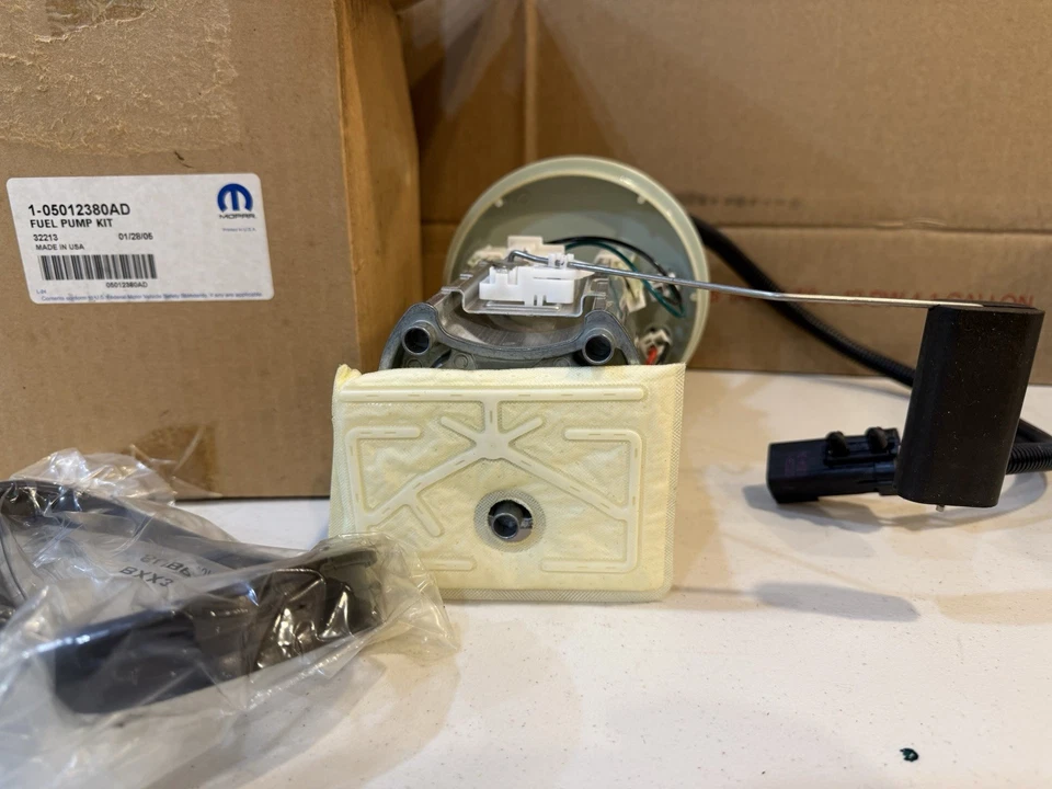NUEVO Conjunto de bomba de combustible genuino Mopar 05012380AD Jeep Grand Cherokee 4.0 4.7 Foto 2 de 3