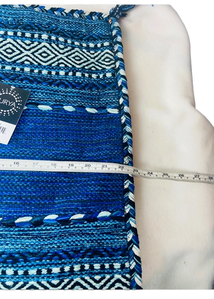 Almohada decorativa azul índigo bohemia Surya Trenza falsa con cierre de cremallera Foto 4 de 4