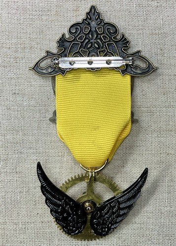 Spilla Steampunk/Medaglia Dirigibile - Palloncino Avventura, Ingranaggio, Ali, Giallo e Nero - Foto 4 di 5