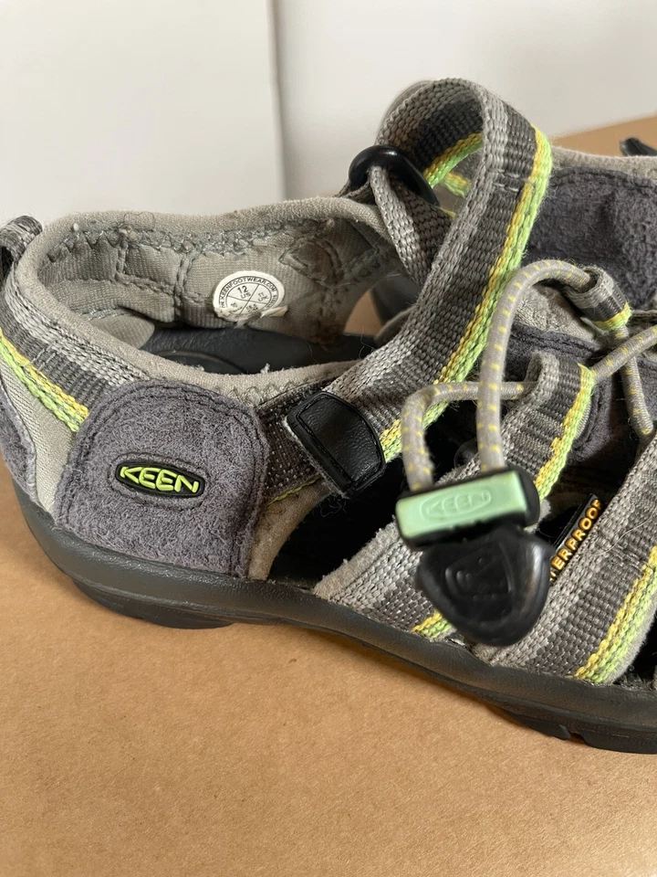 Zapatos/sandalias Keen con punta cerrada para niños pequeños talla 12c Foto 3 de 4