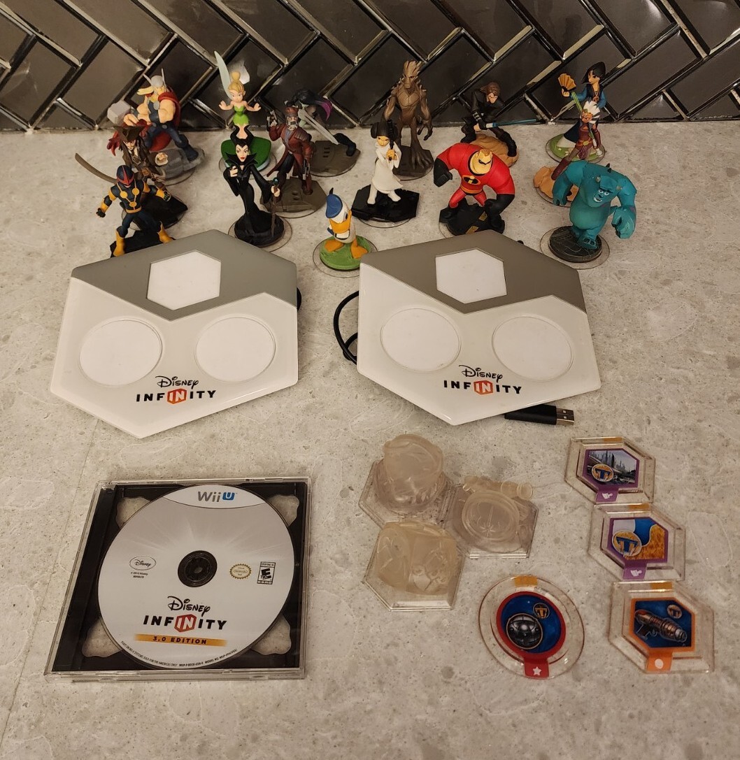 Disney Infinity Lot 22 Figures, 2 portals, Disney Infinity 3.0 Wii U