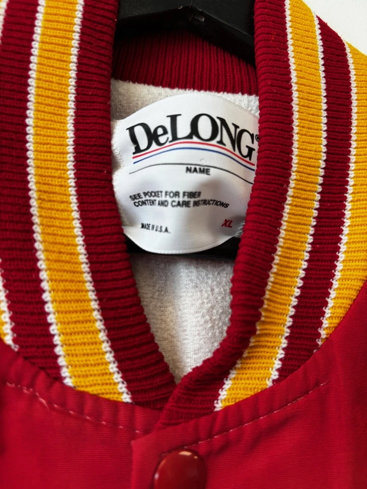 Jaqueta de vôlei universitária vintage Mundelein masculina GG feita em ouro vermelho EUA DeLONG ANOS 80 - Imagem 3 de 4