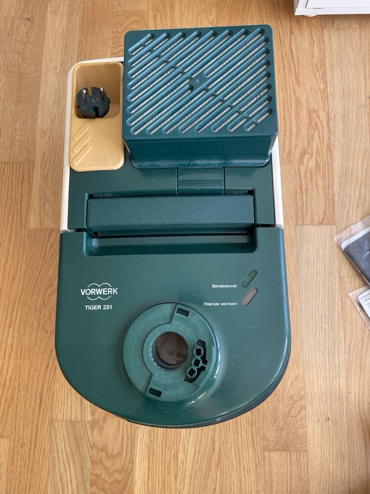Vorwerk Tiger 251 Staubsauger mit Teppich-Bürste 340 und umfangreichem Zubehör