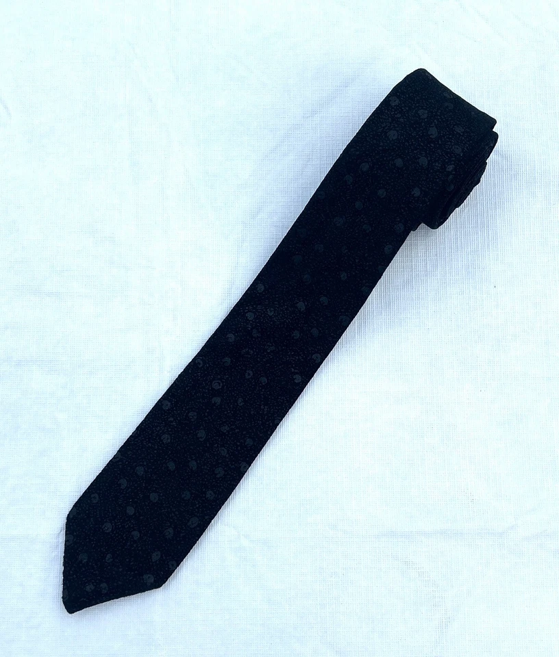 Corbata estrecha con textura negra de gamuza Byrnes & Baker Foto 2 de 4