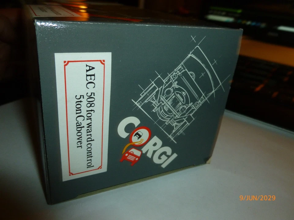 NEW Corgi Classics 5 Ton Cabover, Somerlite Ltd, Oil Truck AEC 508 - Image 4 of 4