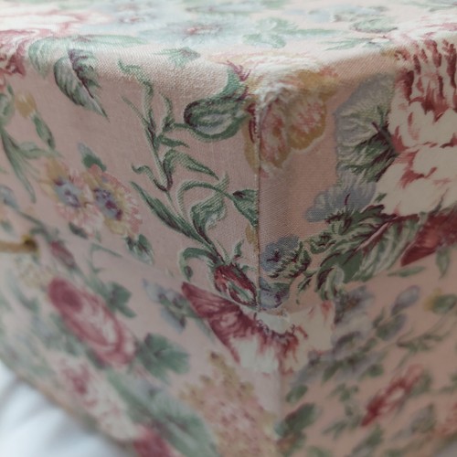 Large Vintage Hexagon Hat Box Floral Design W/3 Vintage Hats - Picture 9 of 23