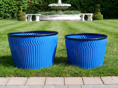2er Set breite blaue Metall Pflanzgefäße große runde Dolly Wanne Garten Trommeltöpfe