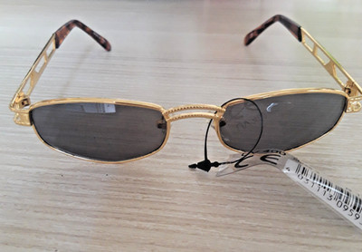 Sonnenbrille goldfarbiger Rahmen, schwarzes Glas Unisex, 13,5 cm breit