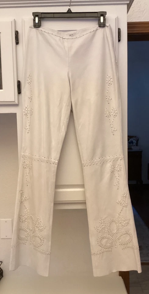 Calça CACHE 100% Couro Ponto Floral Forrada Zíper Lateral Vintage Feminina 2 Marfim - Imagem 2 de 4