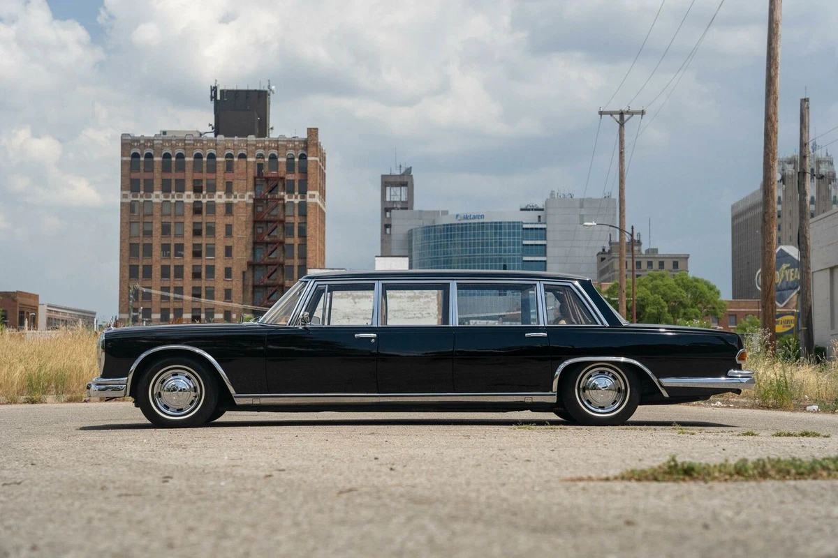 Mercedes-Benz 600 Pullman, side view