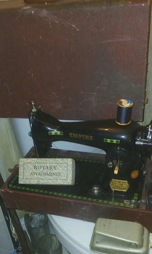 🪡 Vintage Empire Nähmaschine Stickerei, Seide, Polster?...funktioniert 🧵