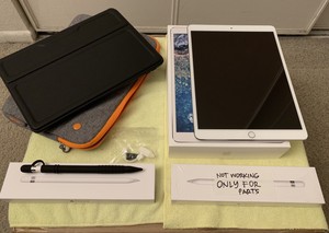 Apple iPad Pro 10.5 with Apple Pencil 