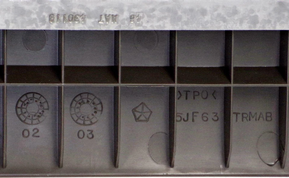 5JF63TRMAB Novo OEM Mopar Joelho Bolster Painel para 2003-2007 JEEP Liberty - Imagem 4 de 4