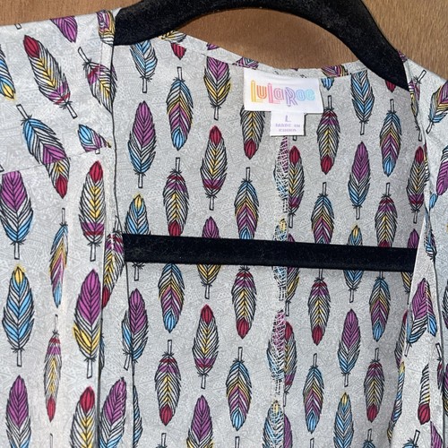 Blusa Cárdigan LulaRoe Lindsay Simplemente Cómoda Abierta Gris y Multi Plumas L - Imagen 4 de 22