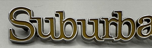 Vintage Suburban Chevrolet Emblems - Foto 2 di 6