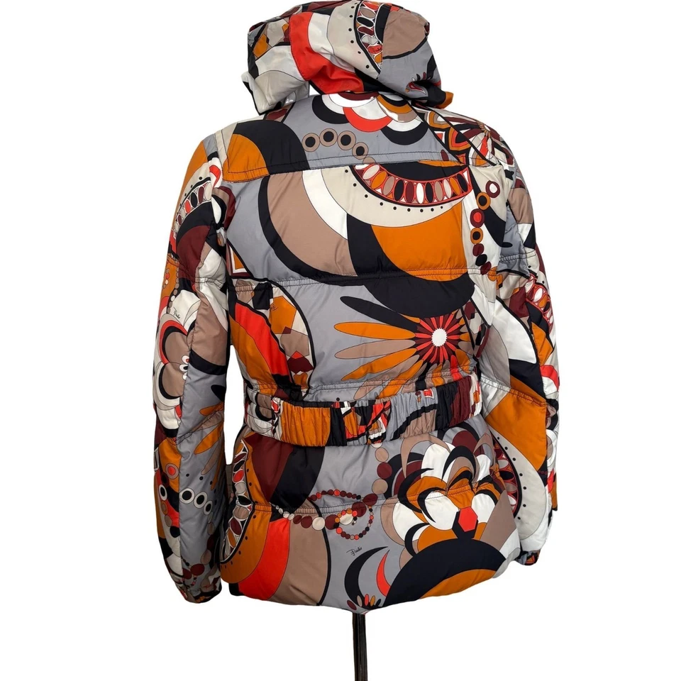 Chaqueta con capucha Emilio Pucci con cinturón cuello alto estampado herrajes plateados Italia 40 Foto 3 de 4