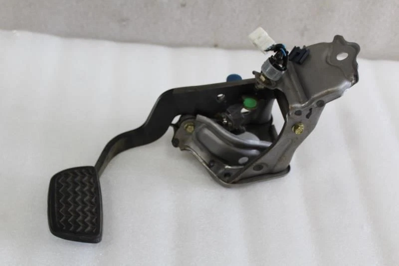 Pedal de freno Toyota Sequoia 2001 2002 2003 2004 2005 2006 2007 Foto 2 de 4
