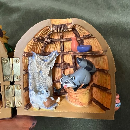 POCAHONTAS Disney Figure Resin Hinged Box Diorama - Meeko & John Smith - NOS - Picture 4 of 8
