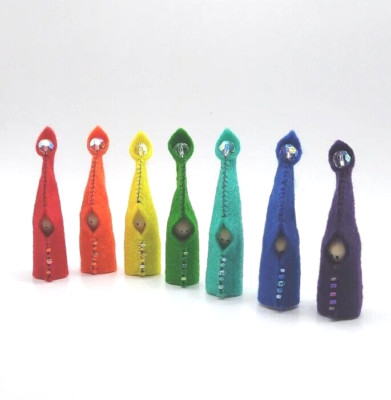 Kleines Filz Mini Chakra Set sieben handgefertigte Totem Elfen Wichtel Zauberer Energie Reiki