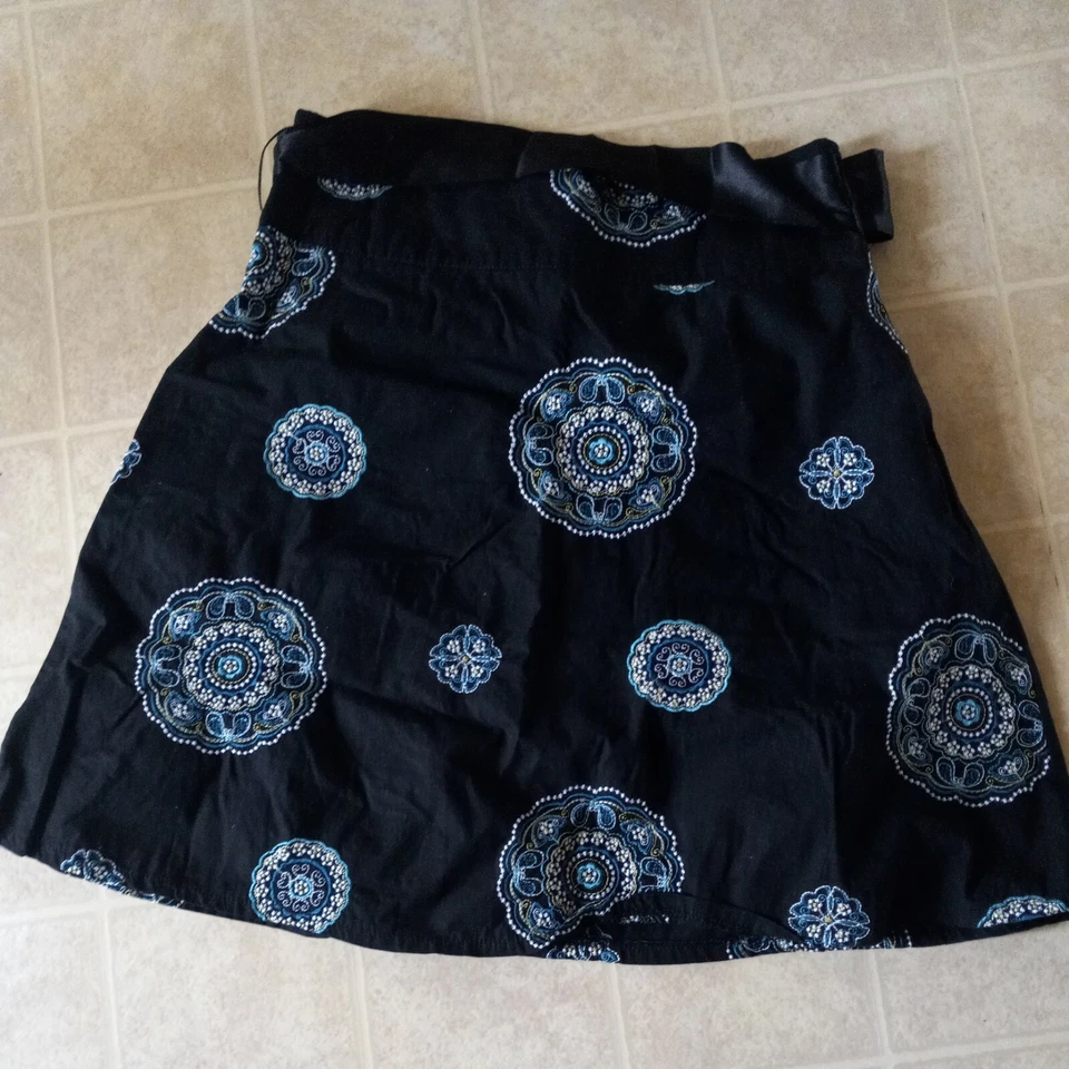 Saia bordada Heart Soul preta com cinto faixa de cetim tamanho 5 zíperes comprimento do joelho - Imagem 3 de 3