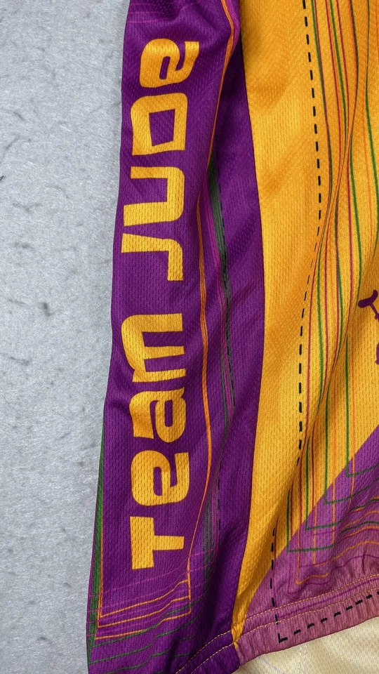 Camiseta de ciclismo Pactimo para mujer XS amarilla púrpura Team Jude Bike MS manga corta Foto 3 de 4