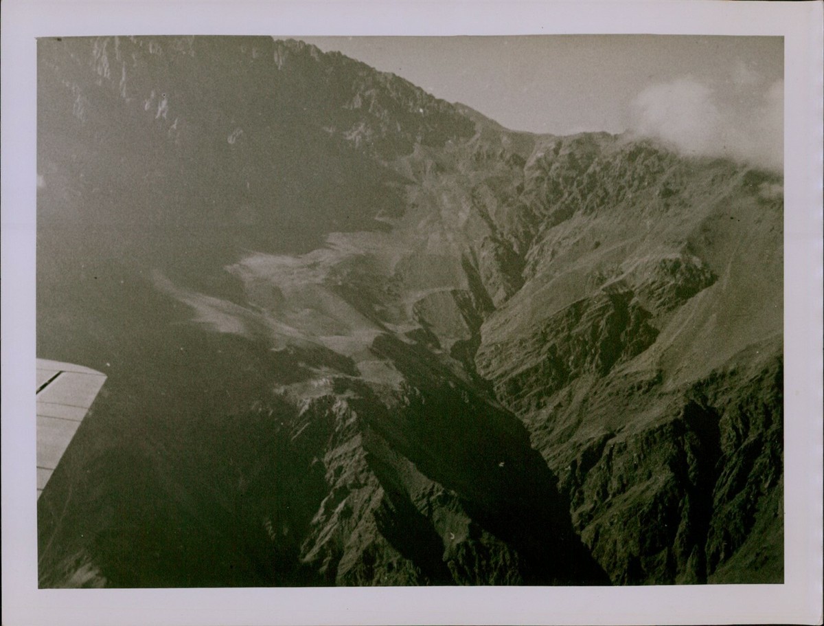 GA46 Original Photo MOUNTAIN RANGE Scenic Landscape Peaks Valleys