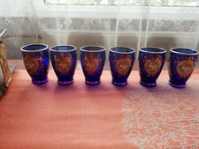 6 Vintage b&ouml;hmische kobaltblaue vergoldete und bemalte Gl&auml;ser mit verkrusteter Blume
