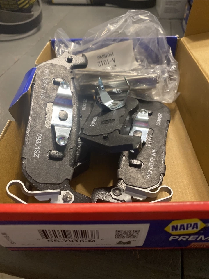 Juego de pastillas de freno traseras semimetálicas para Ford F-150 Lincoln Mark LT Foto 2 de 4