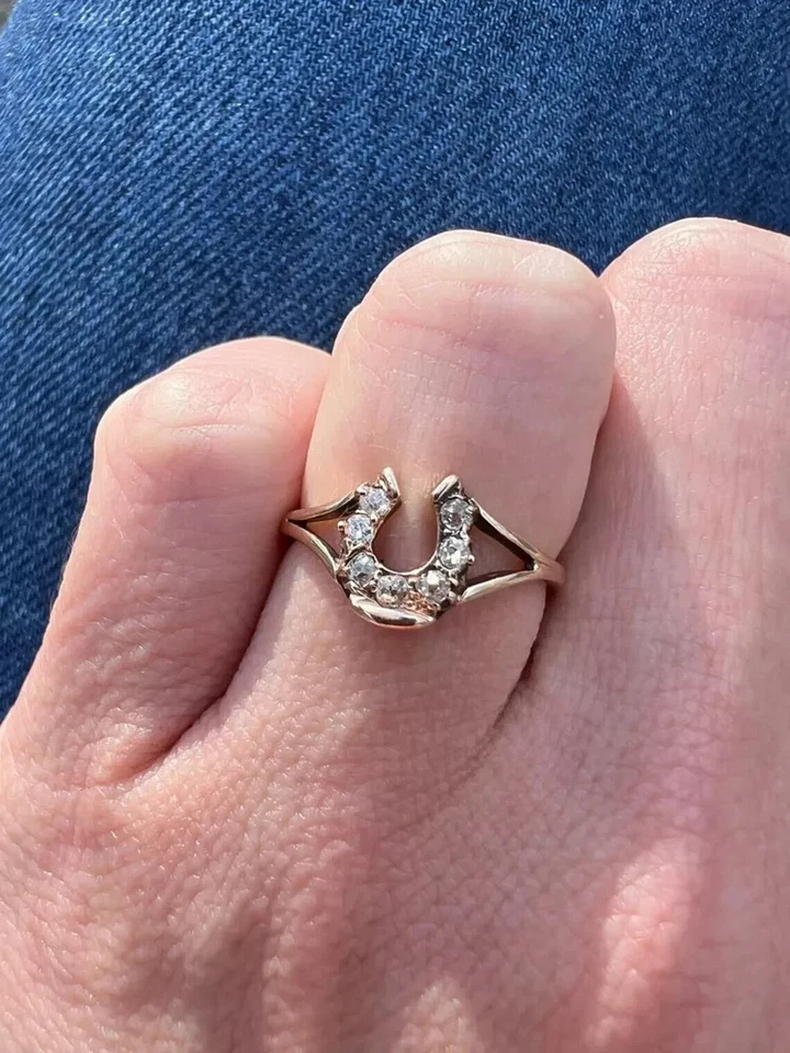 Anillo para mujer herradura de diamantes creado en laboratorio de 2 quilates enchapado en oro amarillo de 14 quilates Foto 2 de 3