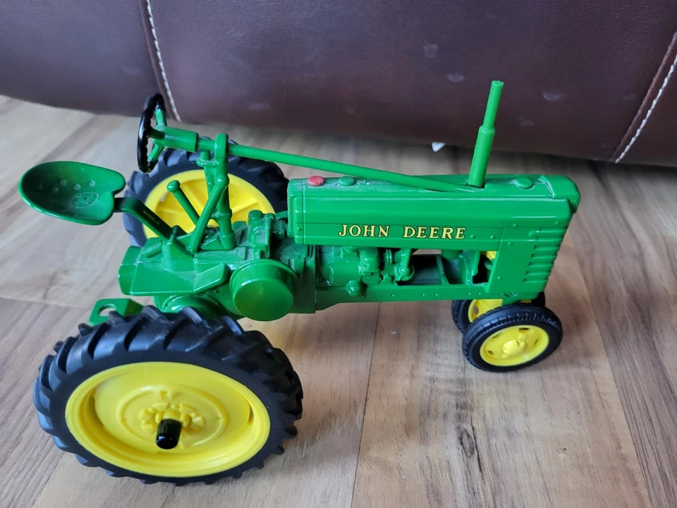 Set Of 3 ERTL John Deere Tractors 1:32 Scale - Image 3 of 4