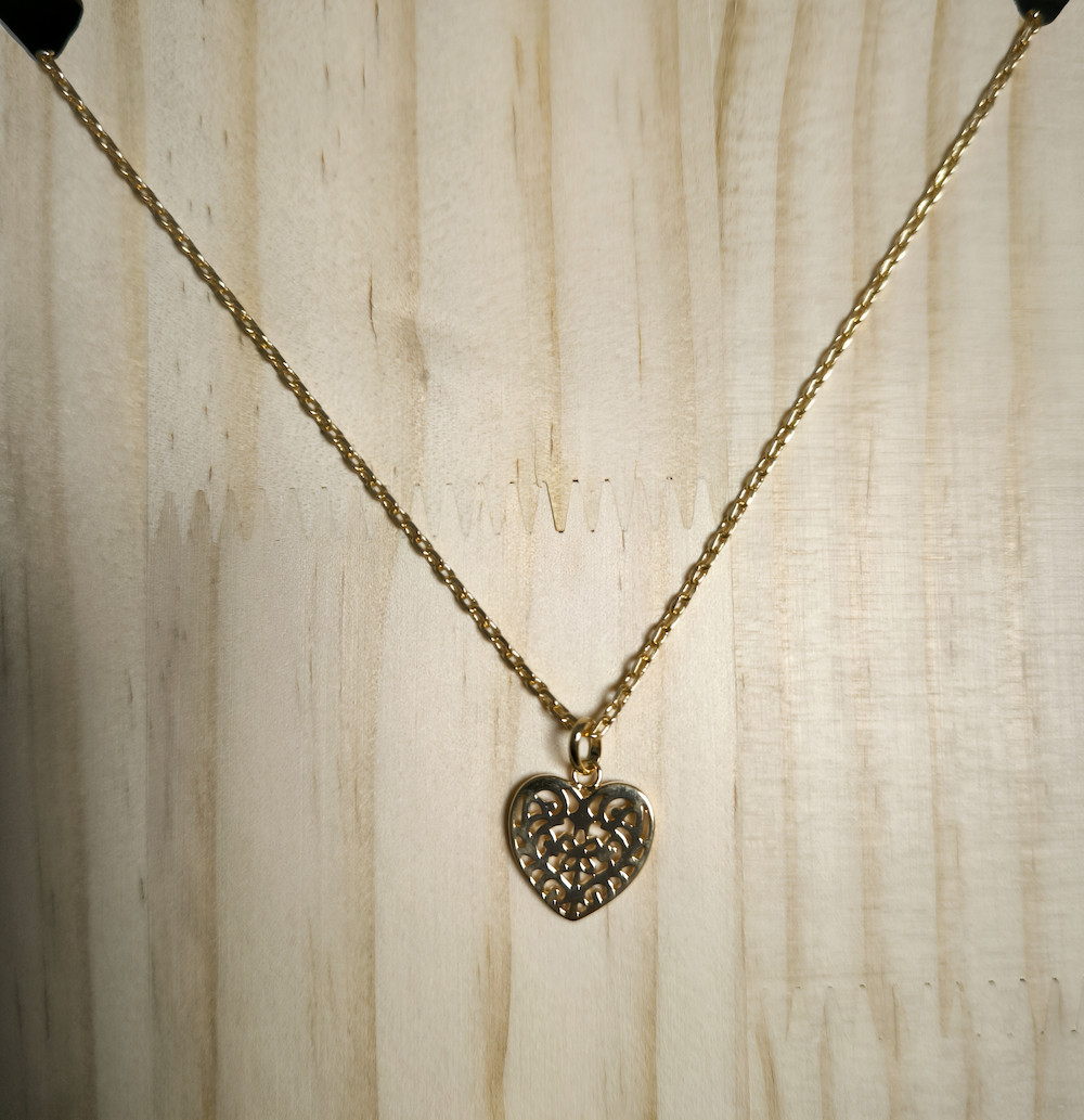 Collier coeur ajouré en plaqué or jaune 750/1000, un bijou d'exception