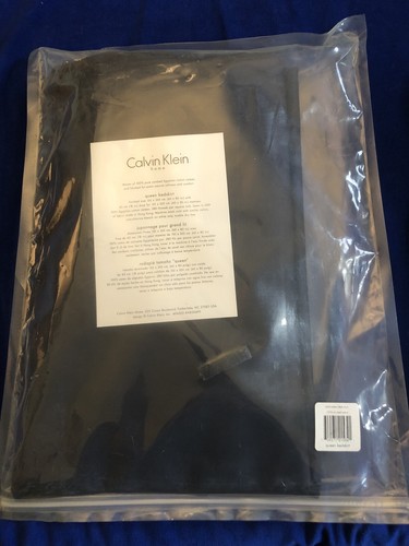 Neu in Verpackung - Calvin Klein Home, Dark Plum Queen Bedskirt - Bild 2 von 4