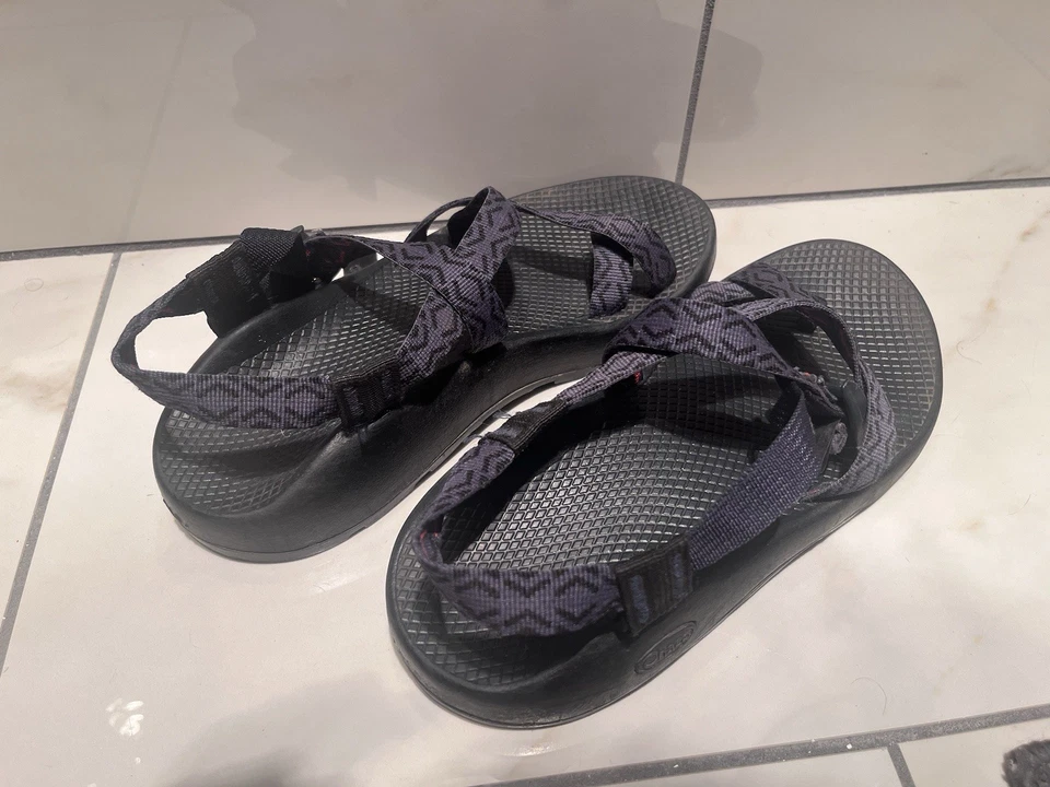 Chaco’s para hombre talla 9 púrpura y negro con detalles en naranja estampado Foto 2 de 4