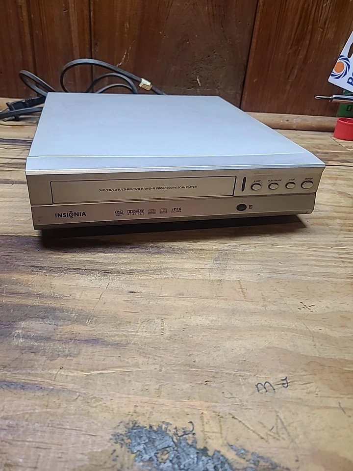 Reproductor de DVD Insignia NS-DVD1-A. Probado y funcionando. Viene con cables. SIN MANDO A DISTANCIA Foto 2 de 4