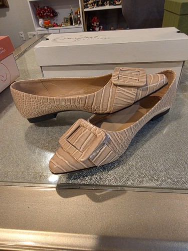 Beige/Taupe Alligator print flats size 9
