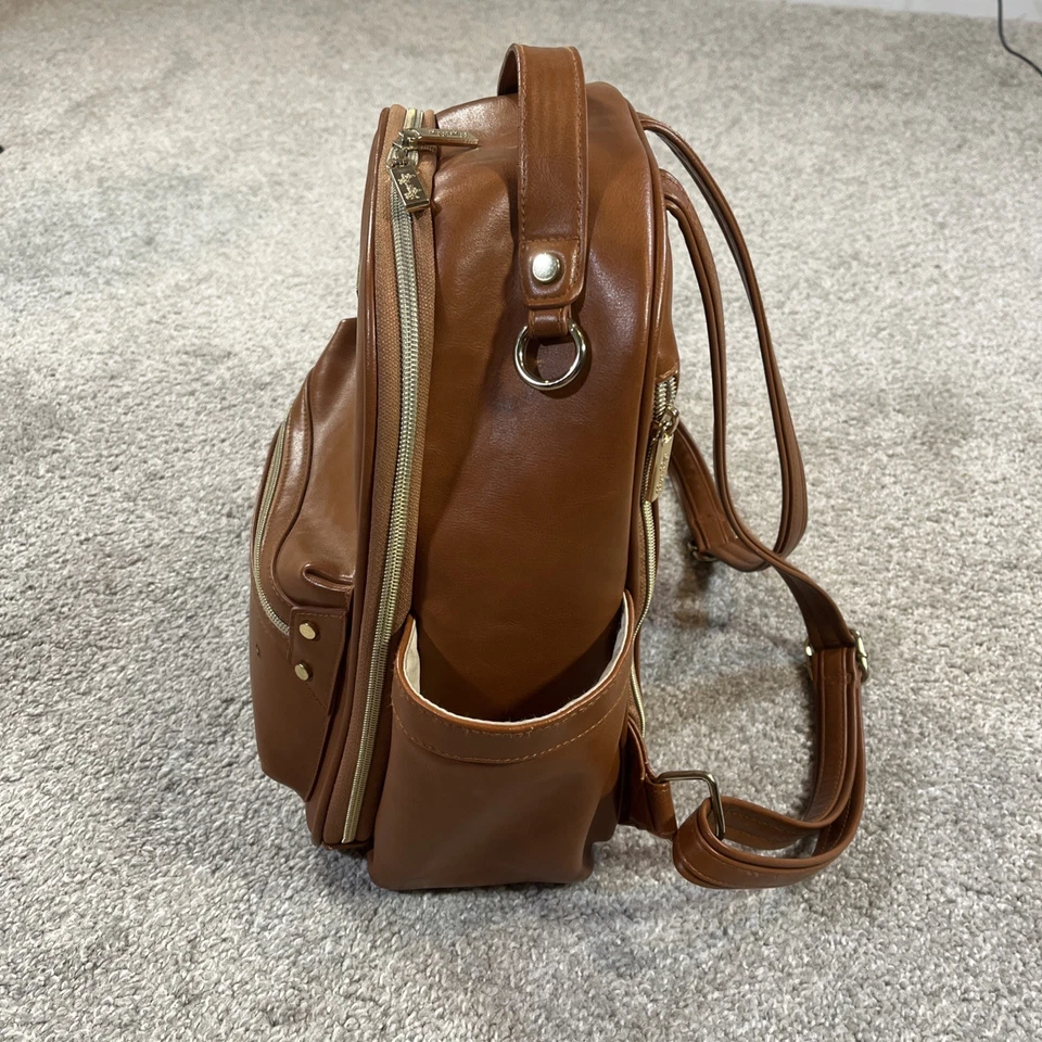 Mochila bolsa de pañales Itzy Ritzy Boss marrón coñac imitación cuero herrajes dorados Foto 2 de 4